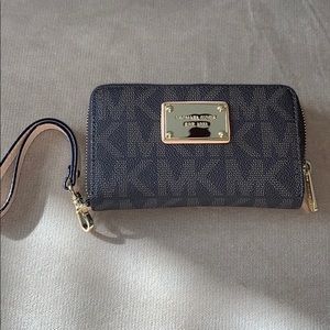 Michael kors genuine leather multicase wristlet